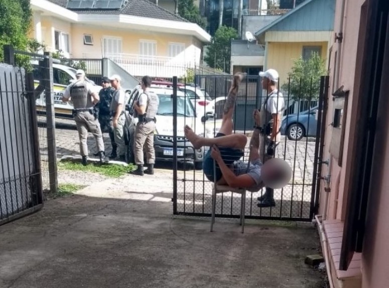 VÍDEO Homem fica preso em grade após tentar furtar camionete no centro