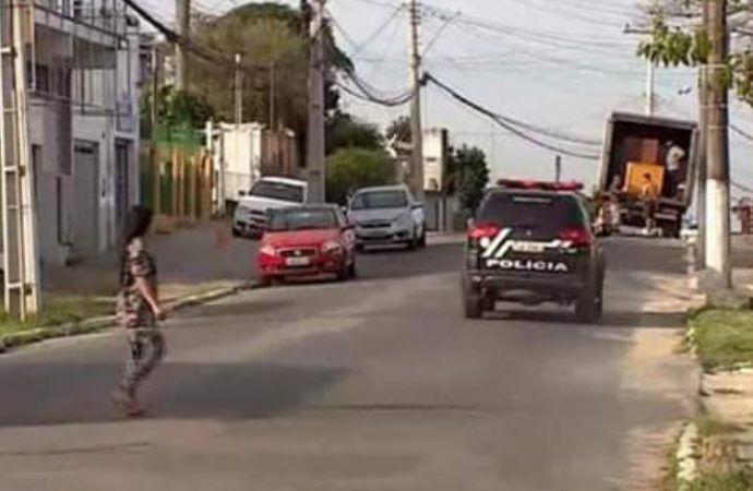 Dois suspeitos de assassinato em Viamão se apresentam na Polícia Civil.
