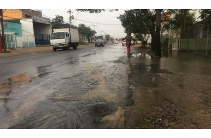 Vazamento de água causa transtornos na zona norte de Porto Alegre.