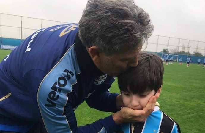 Mãe e menino hostilizados no Gre-Nal encontram jogadores do Grêmio e ganham presentes. Leia mais…