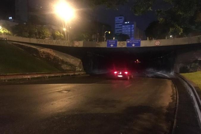 Furto de fios deixa Túnel da Conceição às escuras em Porto Alegre.