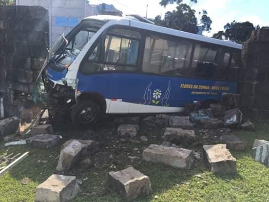 Ônibus da Apae fica sem freio e colide em muro do Cemitério Público em Flores da Cunha. Leia mais