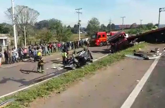 RS 239, colisão entre carro e caminhão com vítimas fatais no local. Saiba mais…
