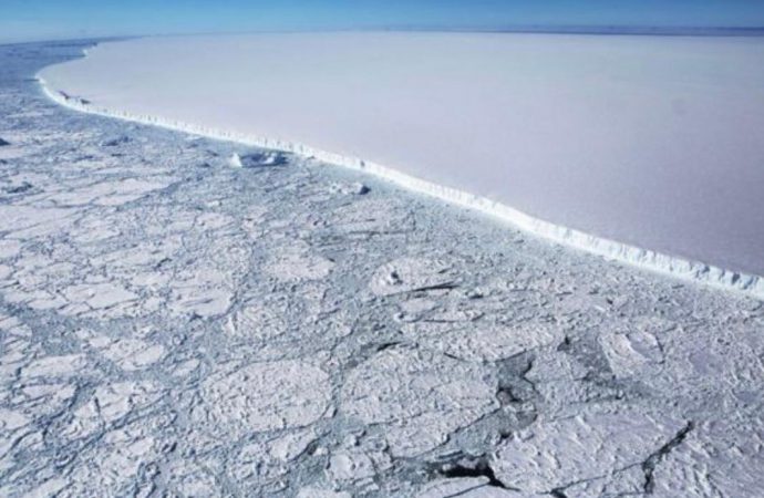 MUNDO – Para onde vai o A68, o maior Iceberg do mundo que se desprendeu da Antártida (Antártica). Leia mais…