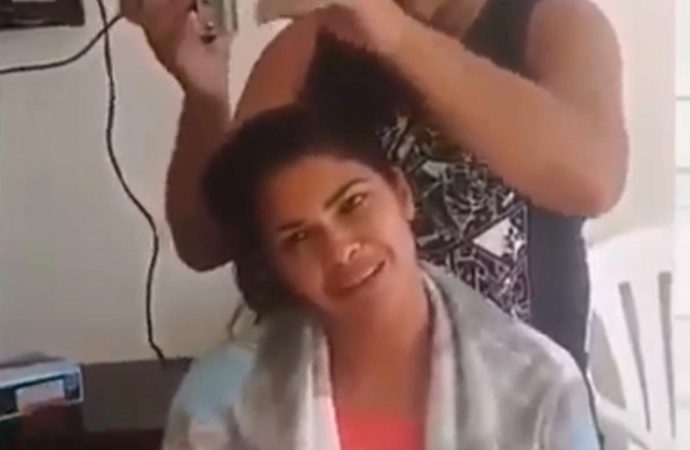 Mãe raspa o cabelo para apoiar a filha emociona a WEB. Vejam o vídeo…