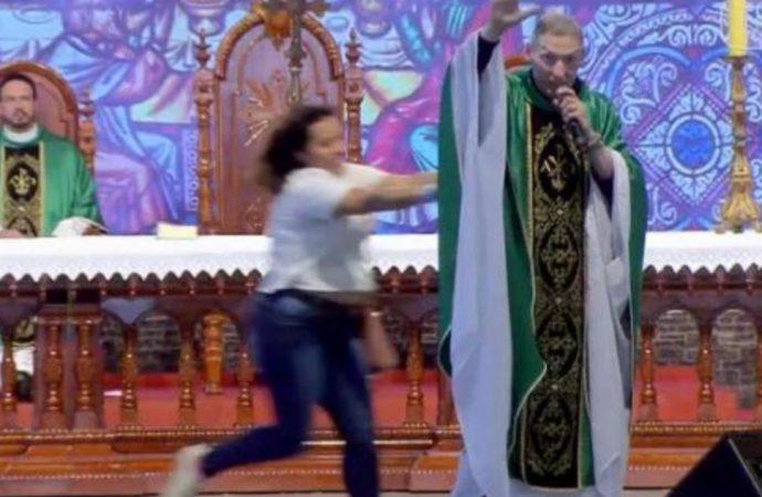 Olhem isso.. mulher empurra Padre Marcelo Rossi de cima de um palco. Vejam o Vídeo…