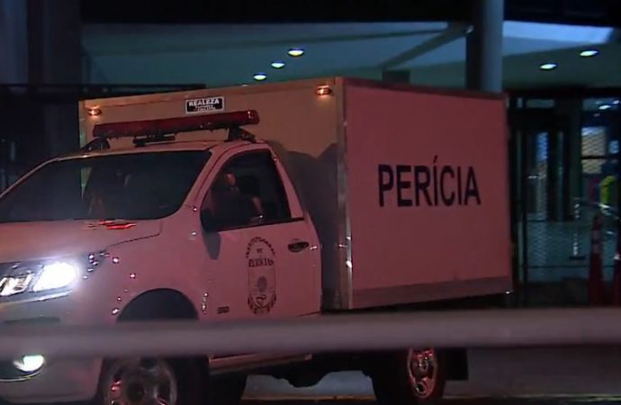 Homem é morto a tiros dentro de veículo em Porto Alegre.