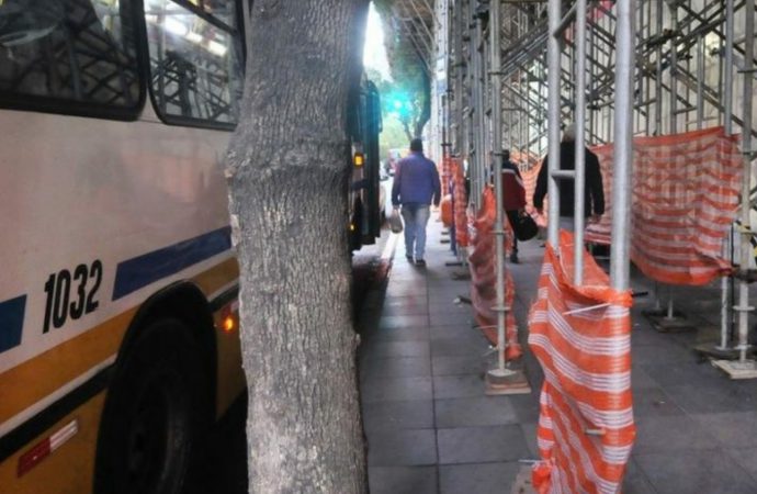 Obra prejudica usuários de ônibus no Centro de Porto Alegre.