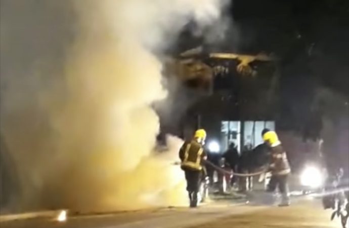 Veículo pegando fogo na zona sul de Porto Alegre