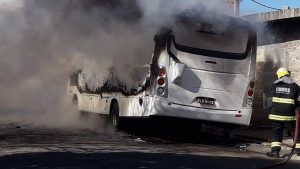 um Ônibus pega fogo em Pelotas. Leia mais…