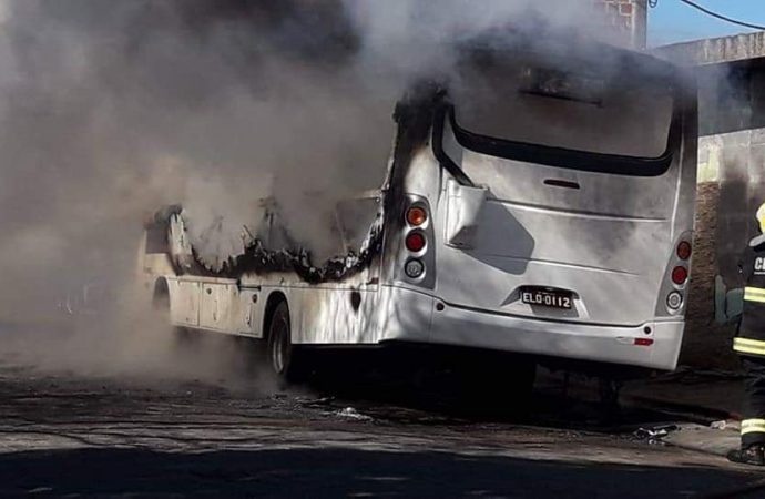 um Ônibus pega fogo em Pelotas. Leia mais…