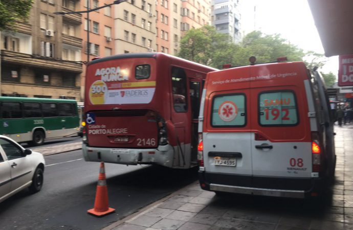 Colisão entre dois ônibus no Centro de Porto Alegre.
