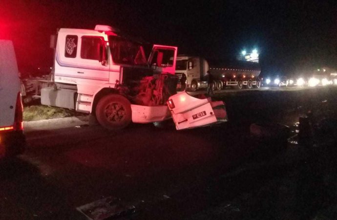 Trânsito que mata, acidente entre dois caminhões deixa um morto em Nova Santa Rita.
