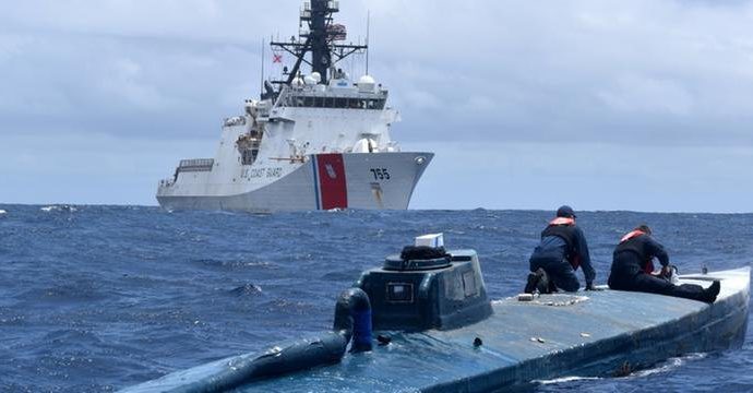 Guarda Costeira dos EUA intercepta barco com quase 18 toneladas de cocaína.