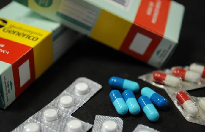 Ministério da Saúde suspende contratos para fabricar 18 remédios de distribuição gratuita.