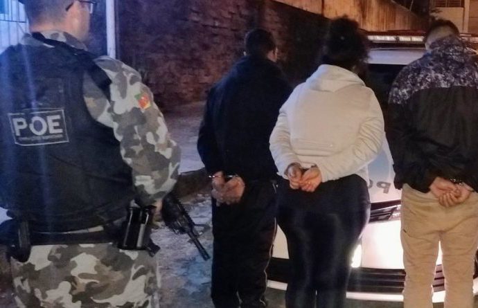 Trio é preso com arma, carro roubado, drogas e quase mil reais.