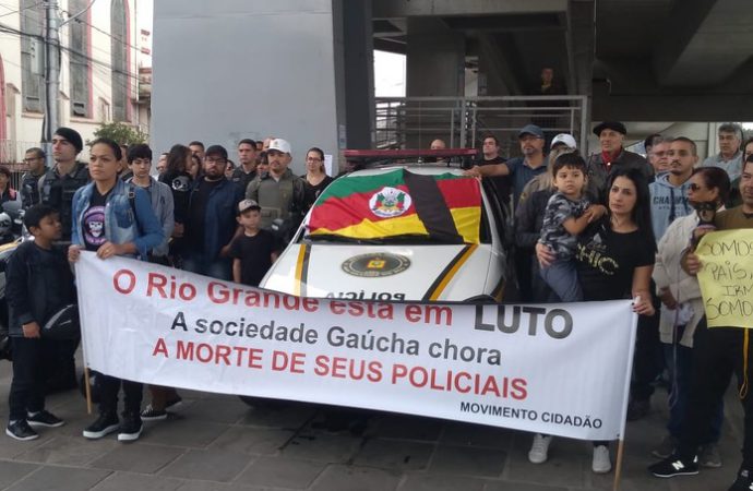 Caminhada homenageia PMs mortos em serviço em Porto Alegre.