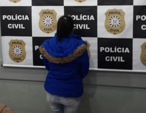 Mulher é presa após exigir R$ 3 mil para devolver carro roubado em São Leopoldo.