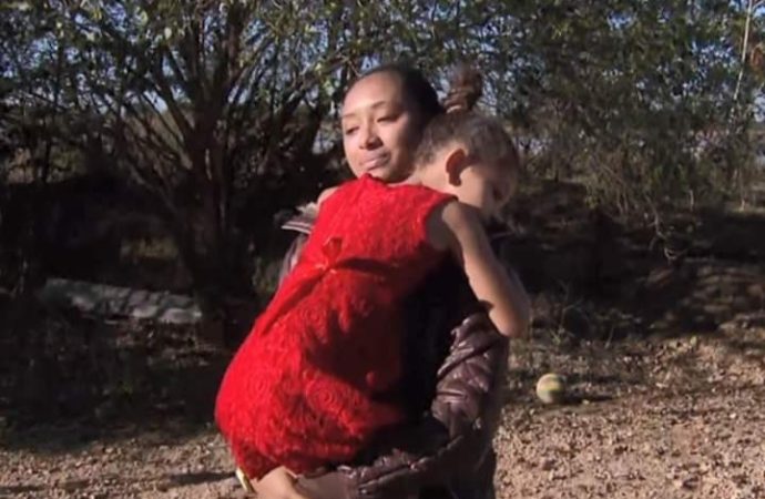 Menina de 5 anos foi deixada sozinha por transporte escolar a 15 km de sua casa e ficou chorando sozinha até alguém a ajudar