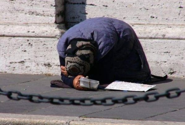 Notícia do Mundo – Na Suécia mendigos tem que pagar R$ 100,00 para poder pedir esmola na rua.