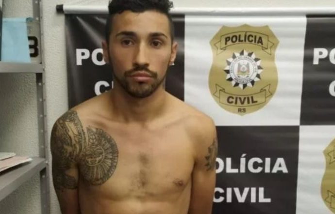 Homem que rendeu família em roubo tinha tatuagem da Polícia Civil no braço.