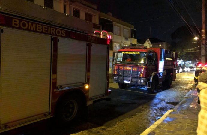 Incêndio em apartamento deixa um homem ferido no bairro Santo Antônio, em Porto Alegre.