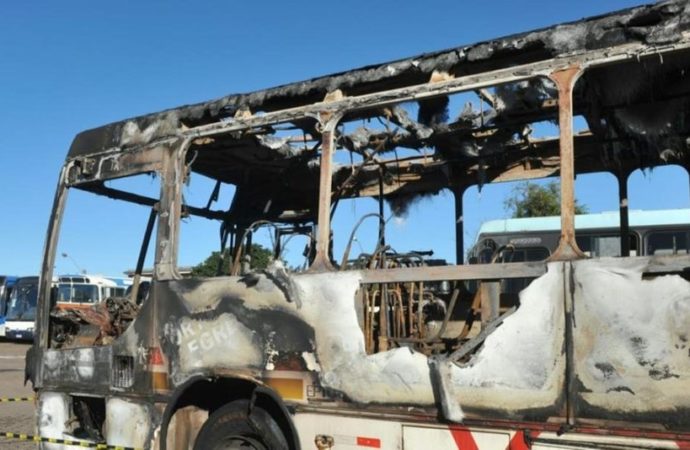 Polícia investiga briga entre facções rivais em caso de ônibus incendiado.