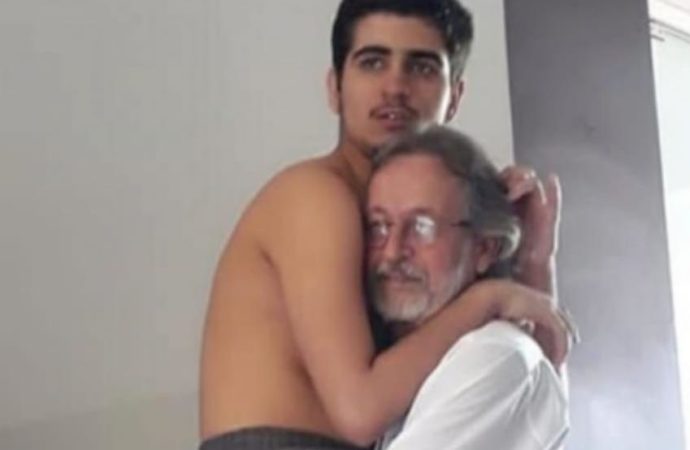 Foto de Vovô segurando o neto autista de 17 anos no colo emociona internautas. Leia mais…