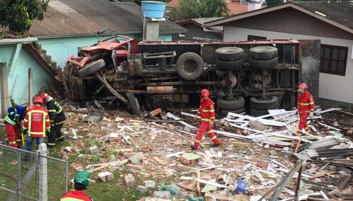ATUALIZANDO – Motorista morre após caminhão atingir prédio e duas casas em Igrejinha