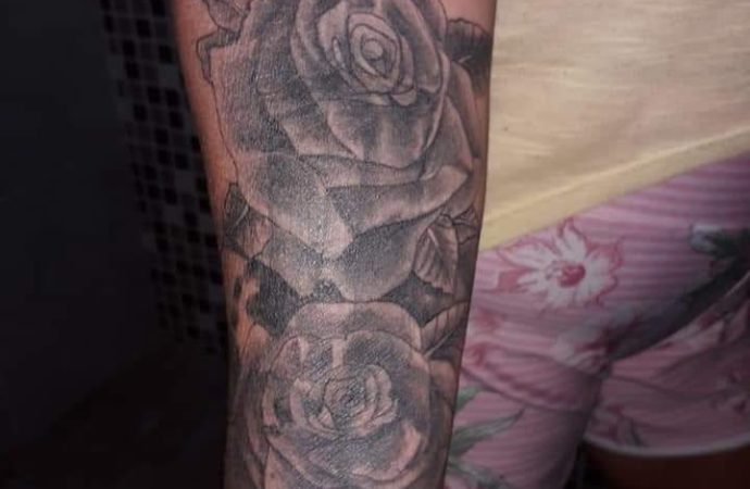 Olhem isso… Dona de casa substitui tatuagem de “pênis” por flores. Saiba mais…