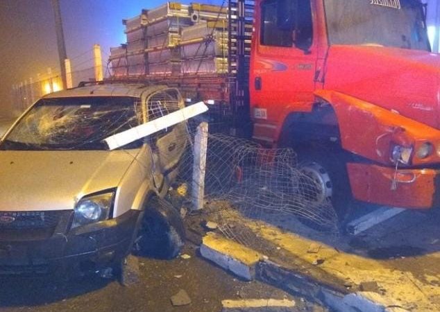 Assaltantes furtam carro em Pizzaria e ao fugirem batem o veículo em Gravataí