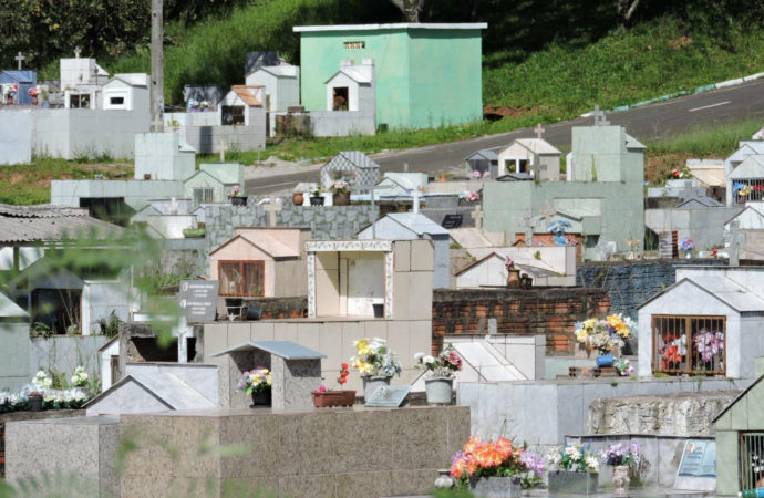 Detentos executam serviços de limpeza e pintura nas ruas.