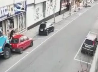 Desgovernado, caminhão atinge carros, loja e quase atropela homem