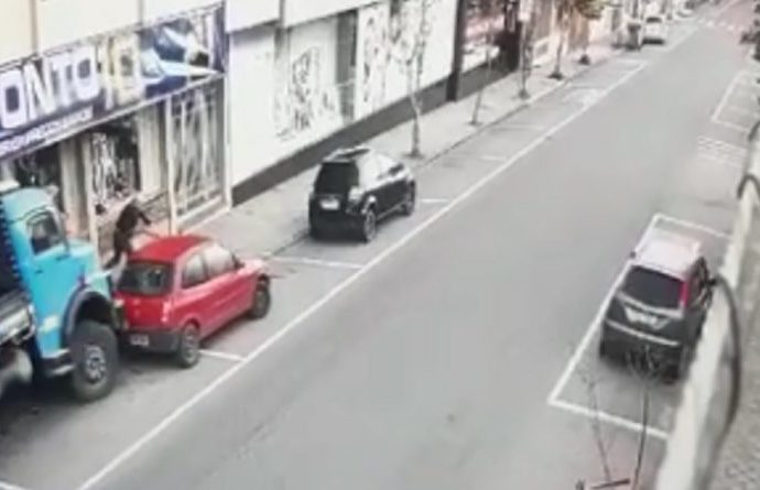 Desgovernado, caminhão atinge carros, loja e quase atropela homem