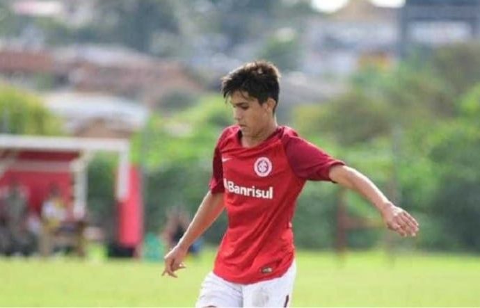 Filho de Fernandão assina contrato profissional com o Internacional.