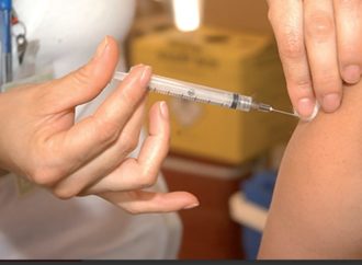 Começa em Porto Alegre a 1ª dose da vacina em adolescentes com 14 anos nesta quarta