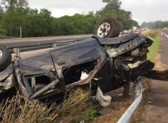 Motorista capota carro, é atropelado e morre na freeway