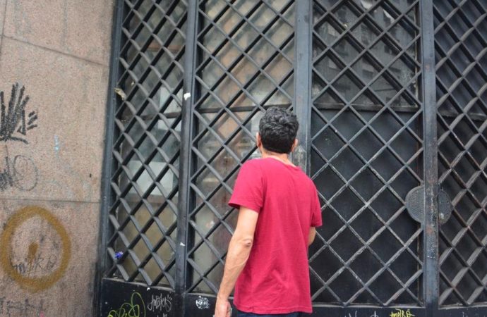 Moradores de Porto Alegre são pegos de surpresa com fechamento de serviços essenciais