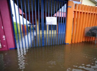 Chuva alaga escola e deixa mais de cem crianças sem atendimento em Porto Alegre