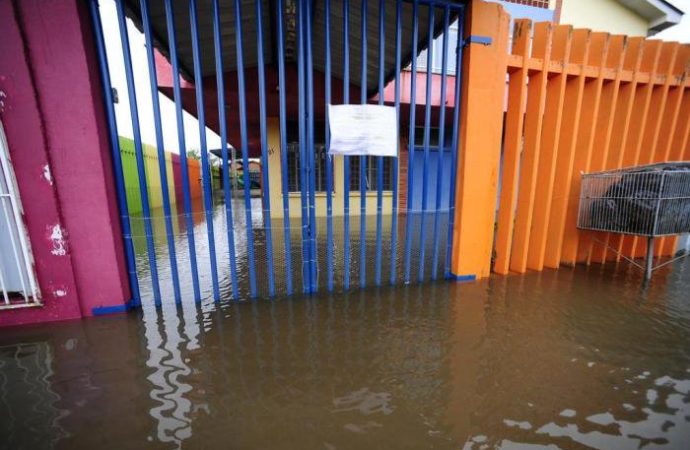 Chuva alaga escola e deixa mais de cem crianças sem atendimento em Porto Alegre