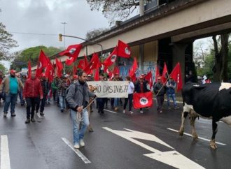 Agricultores protestam em Porto Alegre contra novas normativas para o leite