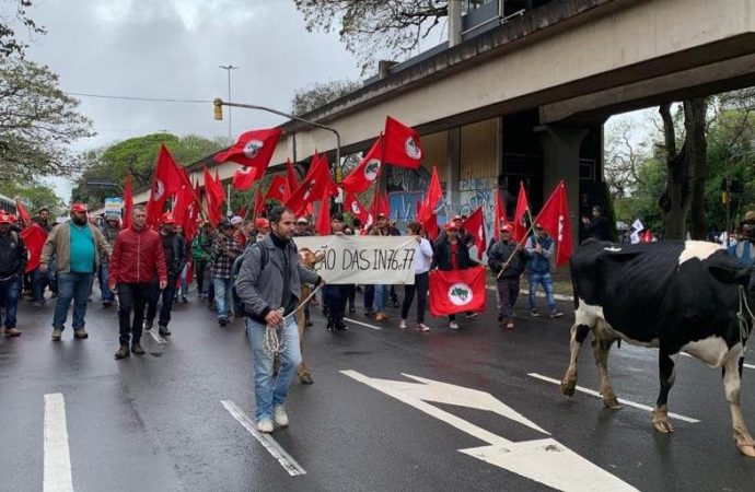 Agricultores protestam em Porto Alegre contra novas normativas para o leite