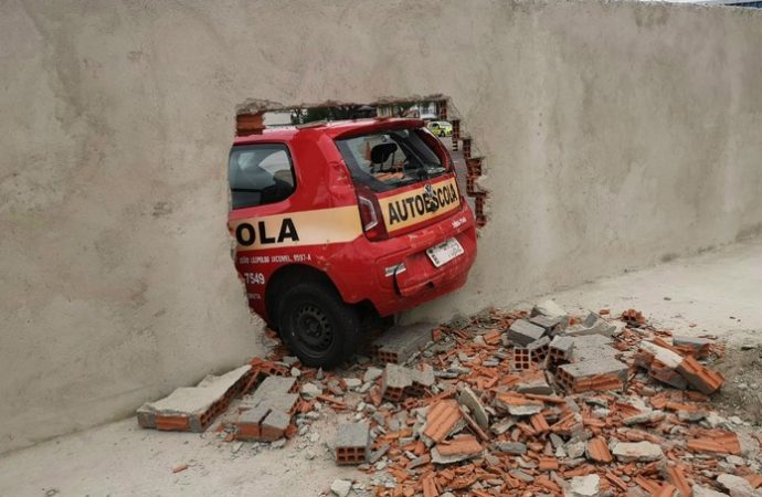 Motorista perde controle do carro em teste de baliza e derruba muro recém-construído