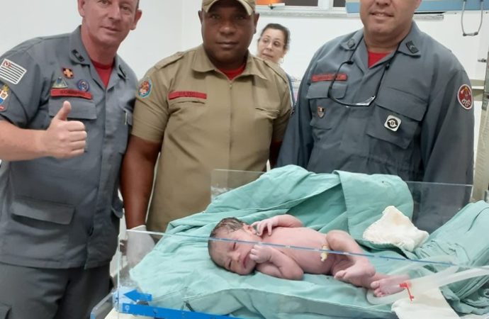 Mulher dá à luz dentro de viatura dos bombeiros sem saber que estava grávida