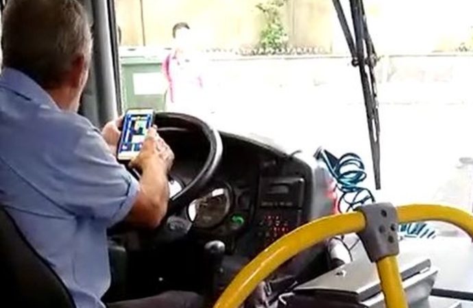 FLAGRANTE: Motorista de ônibus é flagrado jogando no celular enquanto dirige