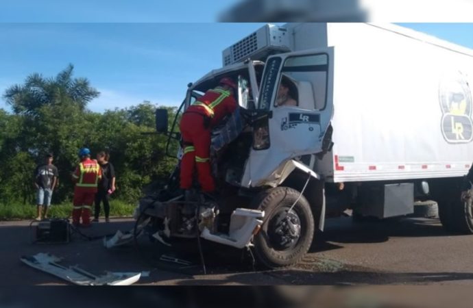 Motorista fica preso nas ferragens após colisão entre dois caminhões