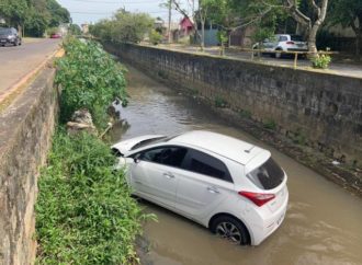 Carro cai em arroio após colisão na zona norte de Porto Alegre