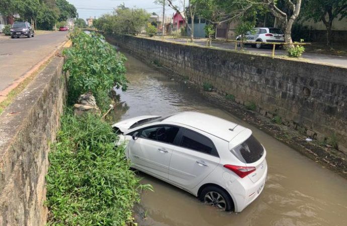 Carro cai em arroio após colisão na zona norte de Porto Alegre