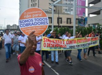 Rodoviários realizam protesto contra extinção do cargo de cobrador em Porto Alegre