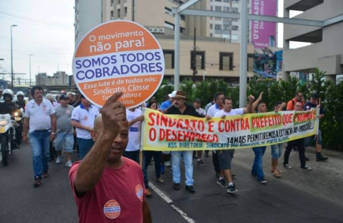 Rodoviários realizam protesto contra extinção do cargo de cobrador em Porto Alegre